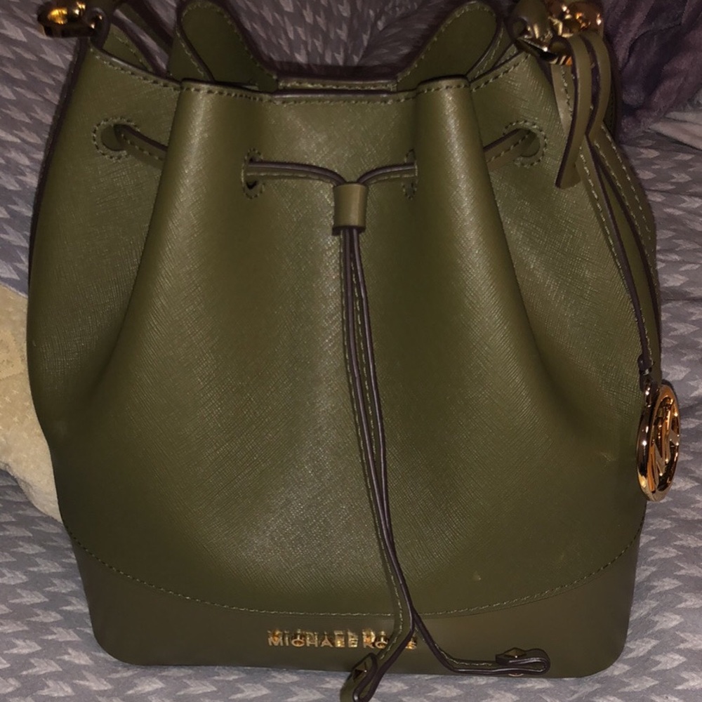 Michael kors bucket bag